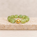 Bracelet élastique résine colorée et perle dorée