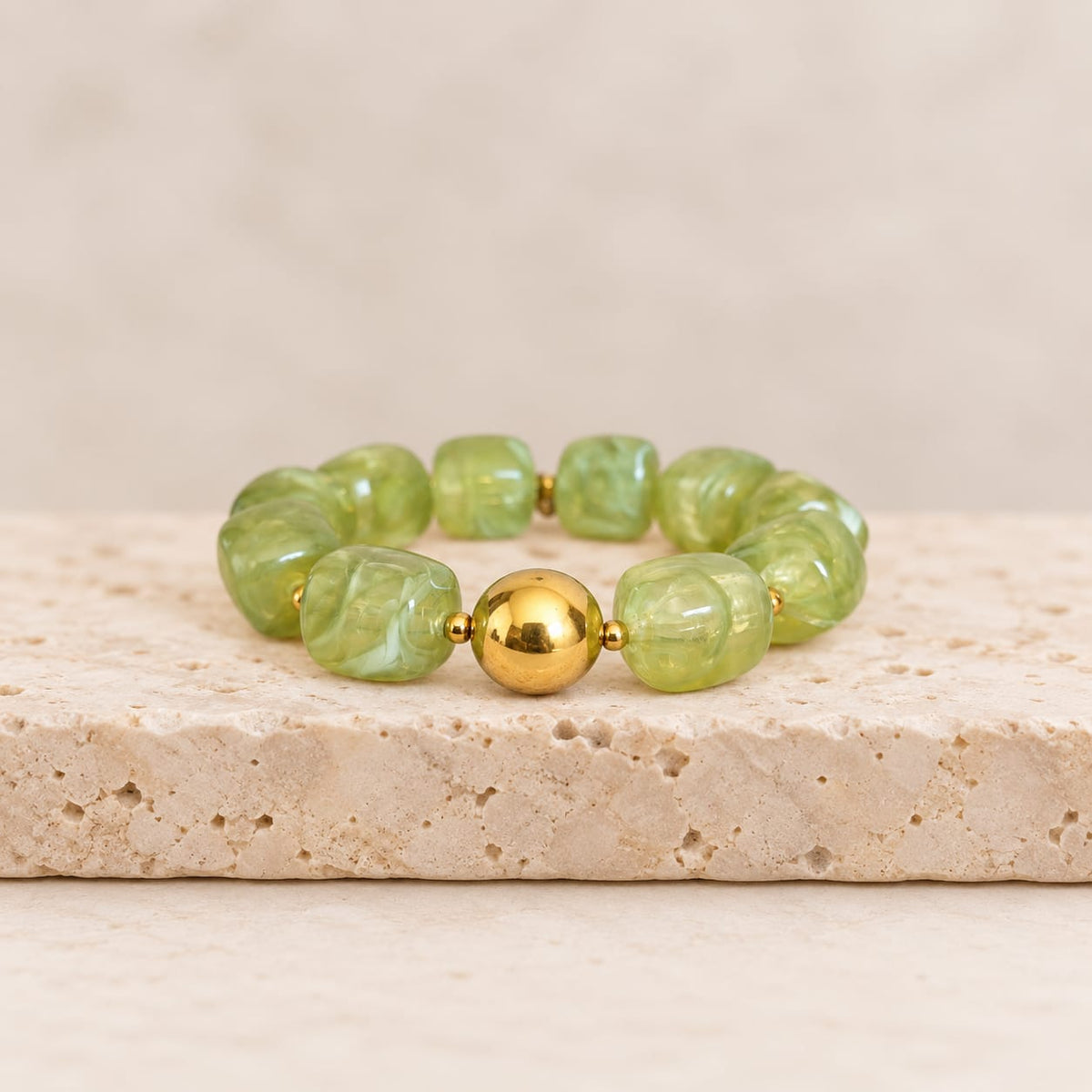 Bracelet élastique résine colorée et perle dorée
