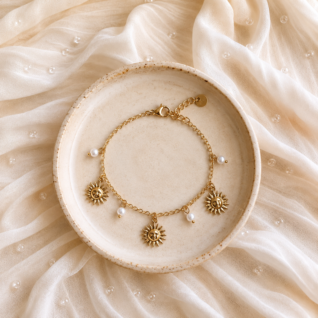 Bracelet Zélie – Bracelet chaîne fine doré soleils et perles blanches