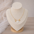 Collier fin fleur blanche et breloques