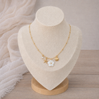 Collier fin fleur blanche et breloques