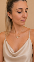 Collier fin fleur blanche et breloques