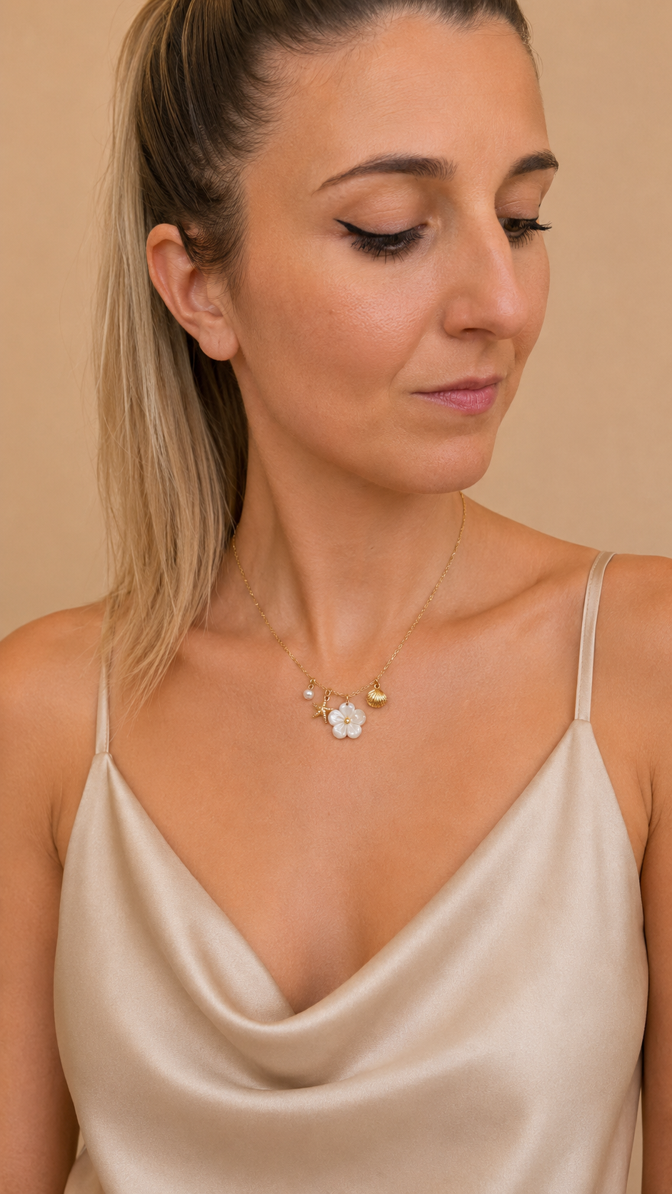 Collier fin fleur blanche et breloques
