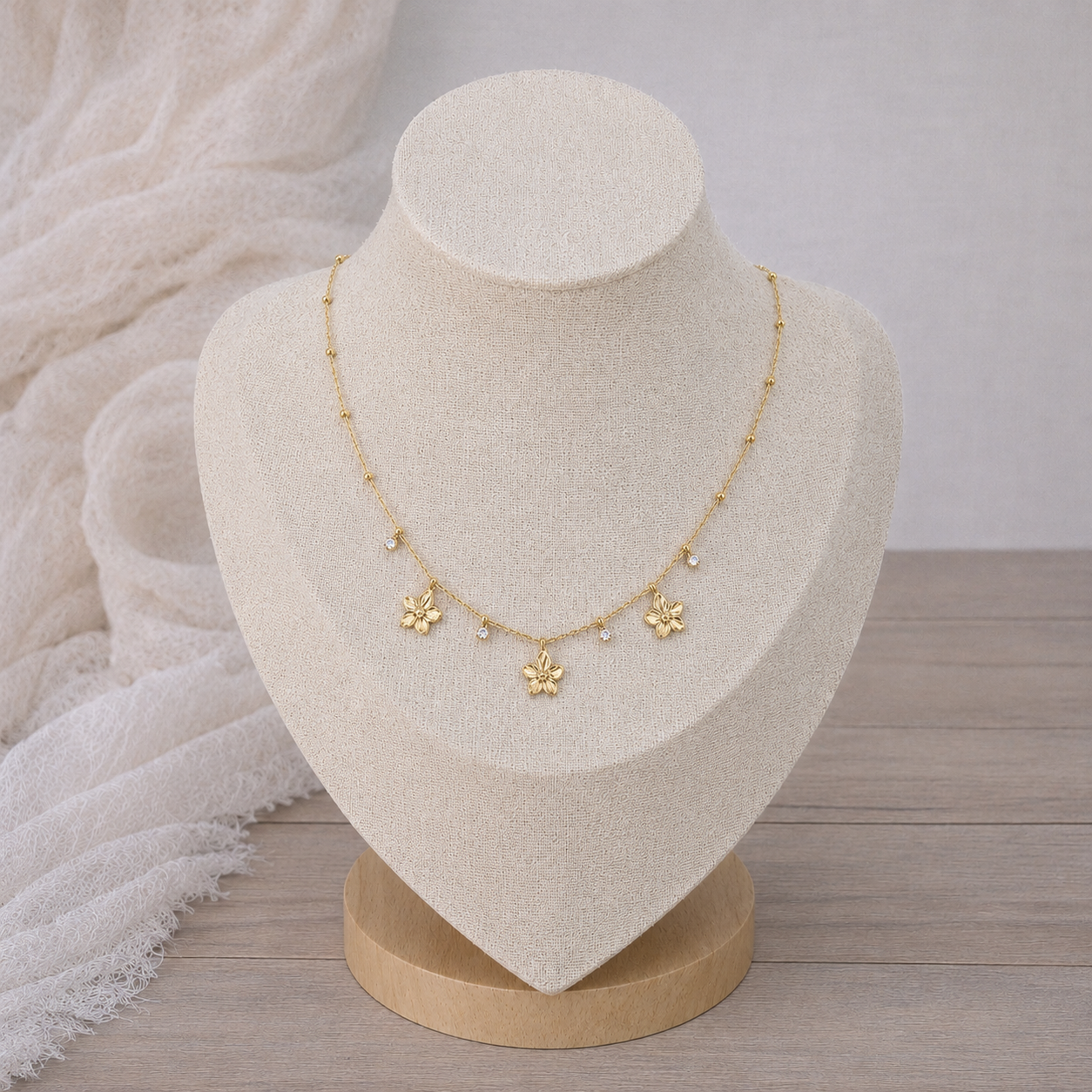 Collier fin fleurs et strass