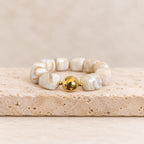 Bracelet élastique résine colorée et perle dorée