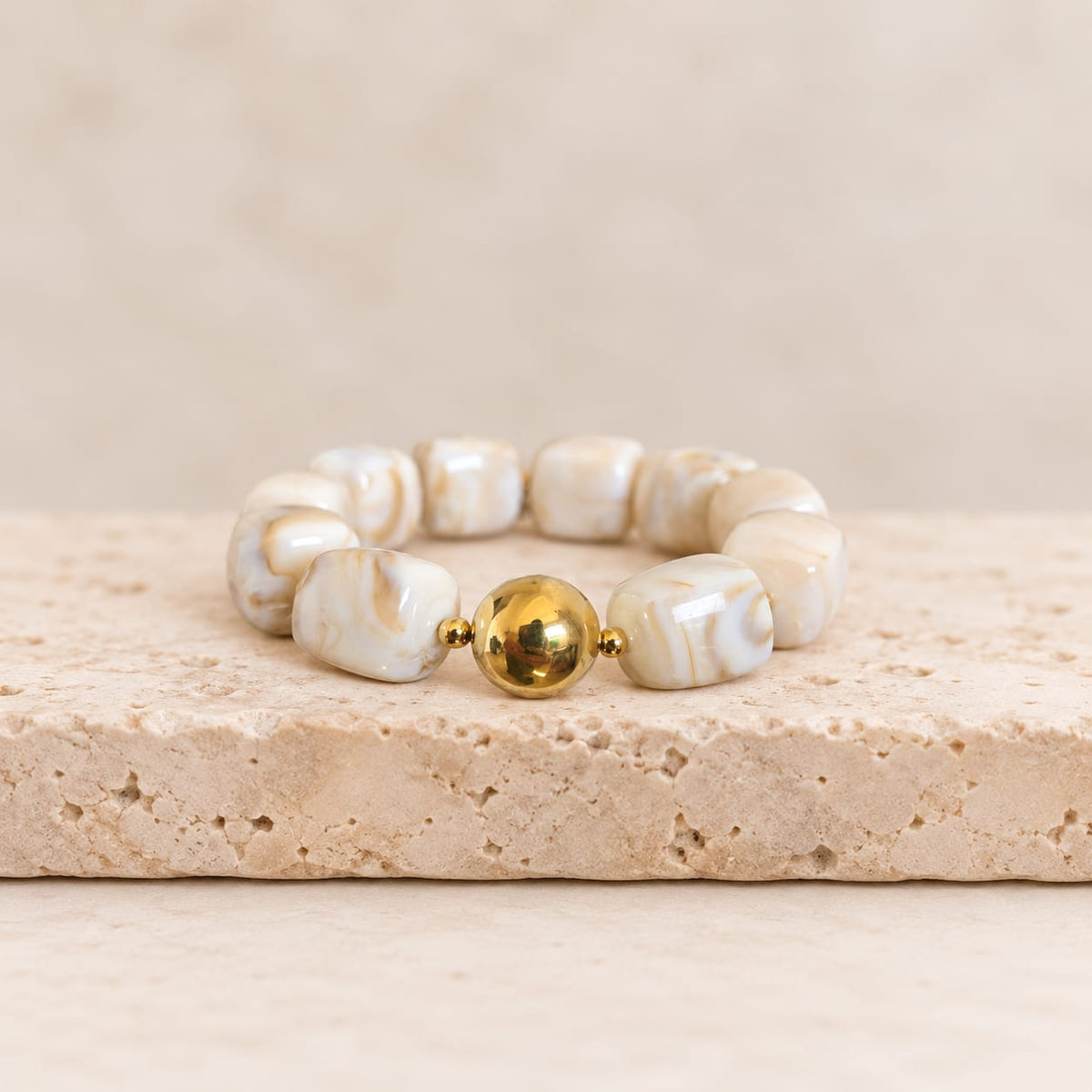 Bracelet élastique résine colorée et perle dorée